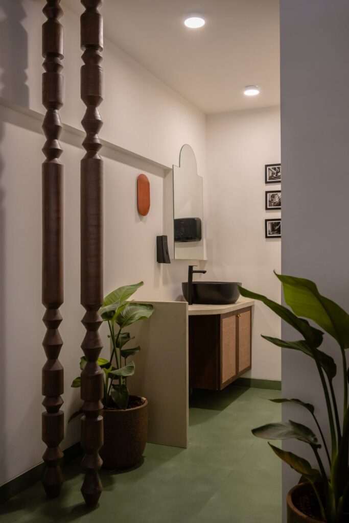 Carved wooden pillars beside the washbasin at Benne & Brew, Viman Nagar